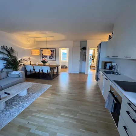 Large Apartment Right On The Beach Lägenhet